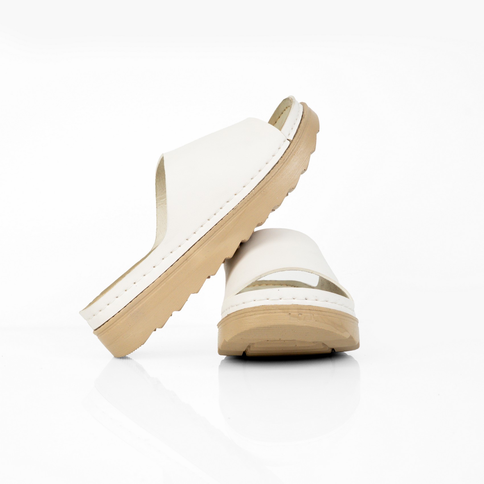 سليبر حريمي جلد تركي مستورد لون أبيض بفرش طبي ونعل بلوتان طبي بارتفاع 3 سم